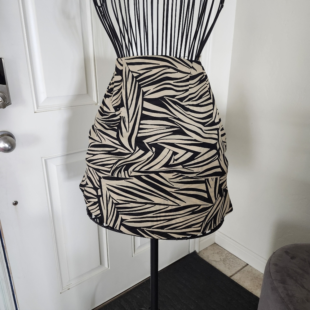NWT Harvé Benard Black and Cream Zebra Print Skirt Size 6 Petite